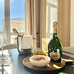 Deluxe Seaview Balcony - 2 Min Palais & Apartamento